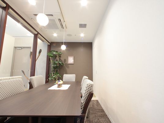 清潔な会議室のテーブル