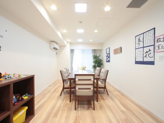 多目的スペースの清潔な室内