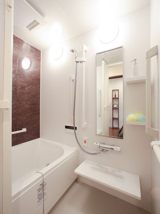 バリアフリー設計の浴室