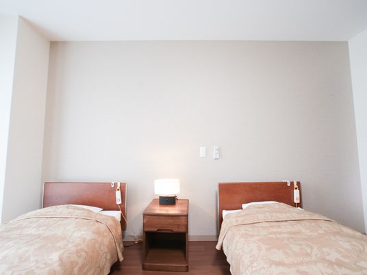 シンプルな居室のベッド