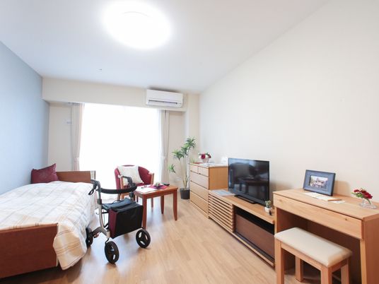 明るい居室の様子