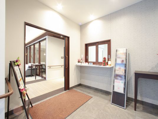 フロントと掲示物のあるエントランス