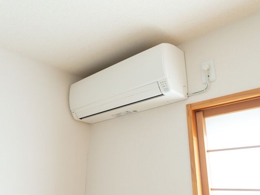部屋に設置されたエアコン