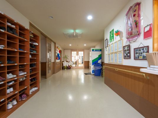 明るく広々とした廊下