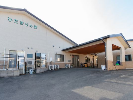 屋外から見た建物正面
