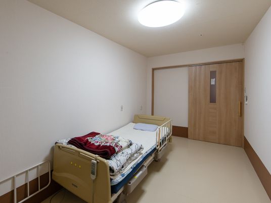 シンプルな個室のベッド