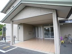 明るい建物のエントランス