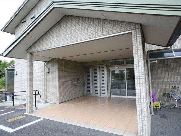 明るい建物のエントランス