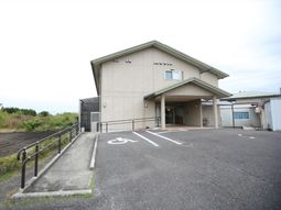 広々とした建物エントランス