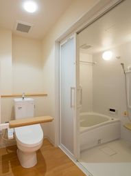 清潔な個室トイレと浴室