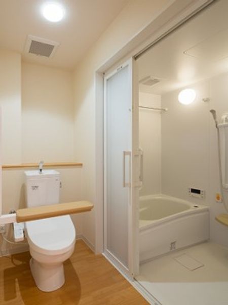 清潔な個室トイレと浴室