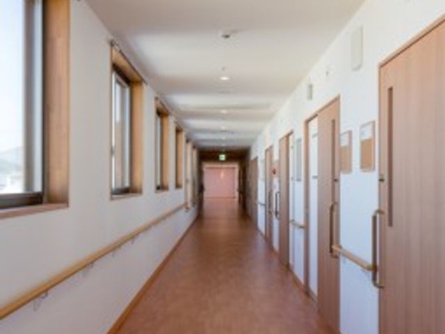 明るく広い施設の廊下 廊下 ゆったりとした廊下は自然光が差し込み、明るく開放感ある空間となっており、静かで落ち着いた雰囲気です。