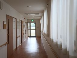 明るい廊下の一望