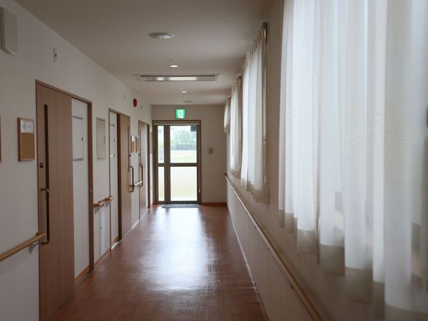明るい廊下の一望