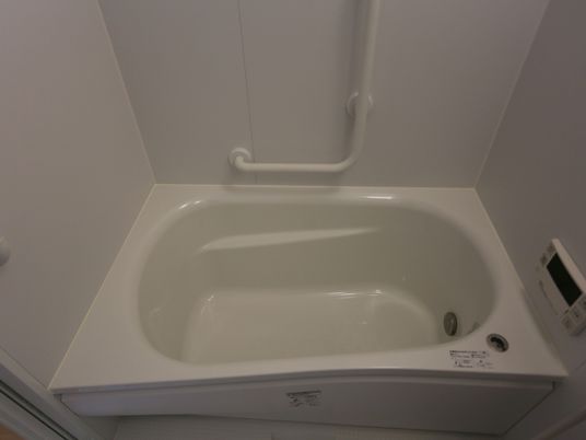 白色の手すり付浴槽