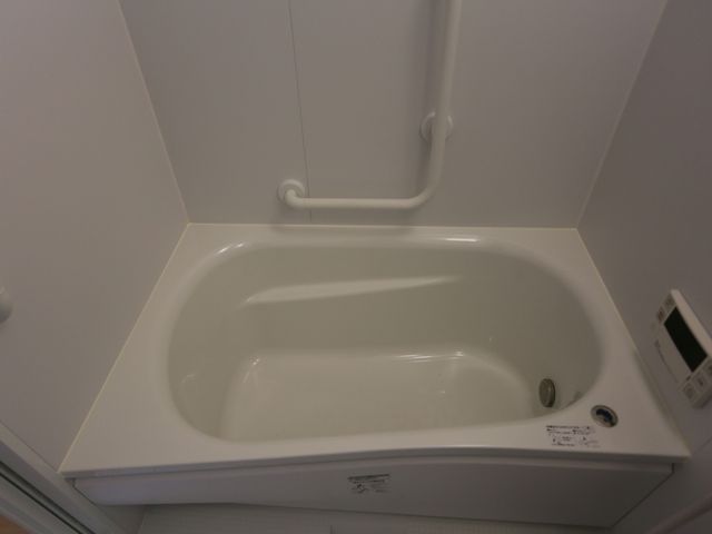 白色の手すり付浴槽 浴室 手すり付きで安全な入浴を支える設計の浴槽です。安心して快適なバスタイムをお過ごしいただける環境が整っています。