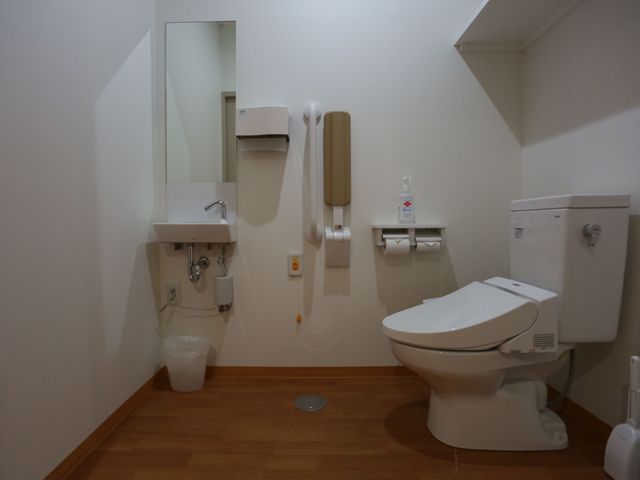 清潔な洗面トイレ設備 共同トイレ 清潔でゆったりとした空間のトイレです。手すりや広々とした動線は、全ての方が安心してお使いいただけます。