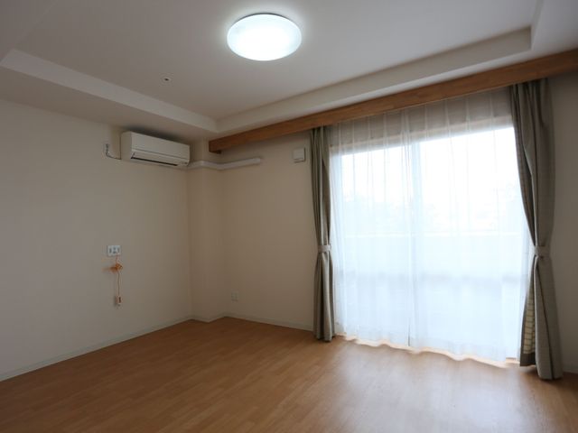 明るく広々とした居室 居室 ゆったりとした造りの居室です。窓からは自然光が差し込み、快適な時間をお過ごしいただけます。