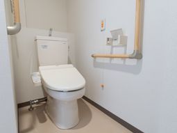 手すり付きトイレの内観