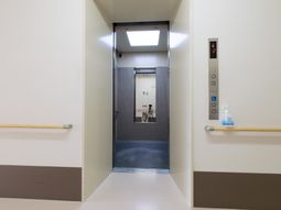 清潔な廊下のエレベーター前