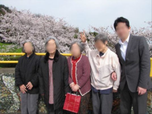 桜並木と共に笑顔の人々