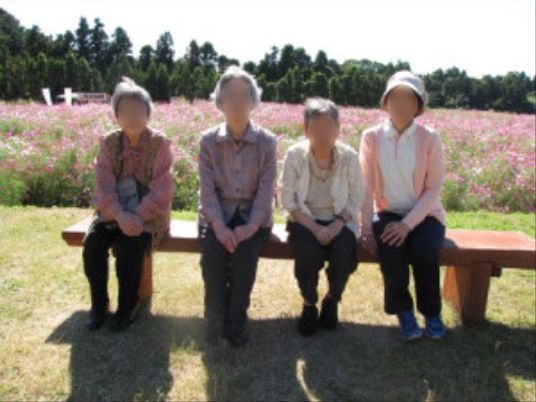 中庭でくつろぐ人々