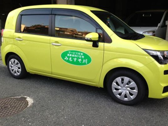 明るい黄色の車両外観