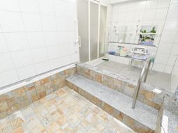 バリアフリーの清潔な浴室