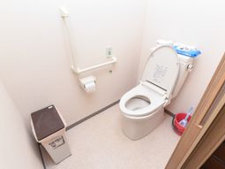 手すり付き清潔なトイレ