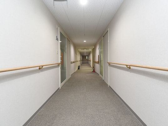 廊下の手すりと床の様子