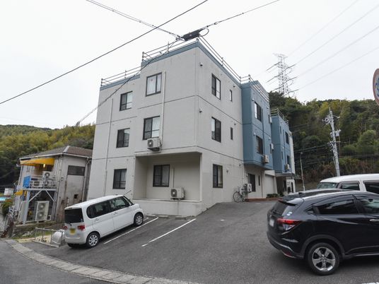 青白い建物の外観