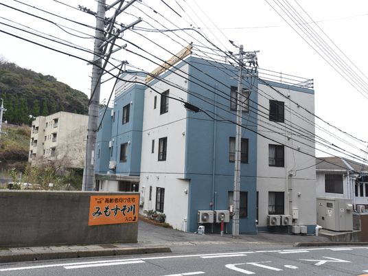 青とベージュの建物外観