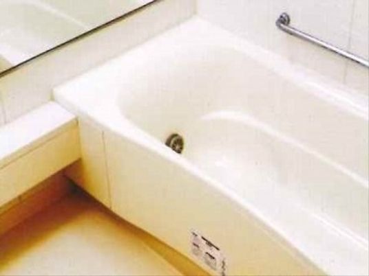 一般家庭と同じタイプの浴槽で、十分に体を伸ばして入浴できる。横には大きな手すりが付いていて安心できる。