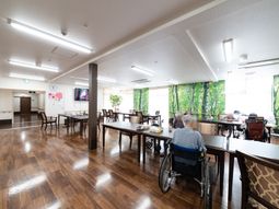 広々した明るい施設のラウンジ