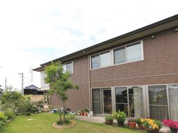 緑豊かな庭の建物外観