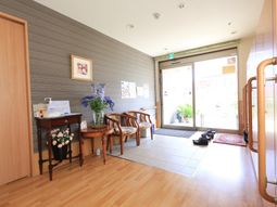 エントランスの明るい景色