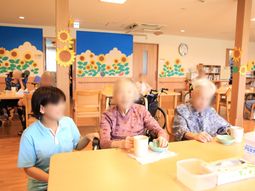 明るい食堂の様子