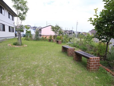 緑豊かな施設の庭