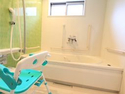 バリアフリー浴槽とシャワー