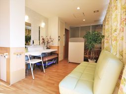 明るい居室の様子