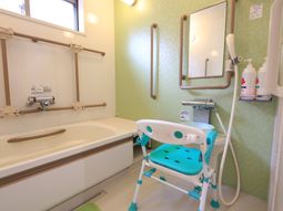 バリアフリー設計の浴室