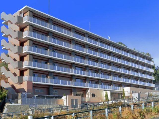 多階層の建物の外観 外観 清潔感ある外観の建物で、青空に映える朝日を浴びています。ゆったりした空間でお仕事を希望される方に適しております。