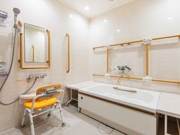 バリアフリーの明るい浴室
