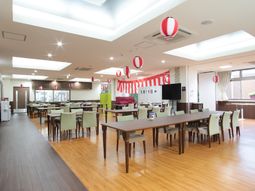 広々とした明るい食堂