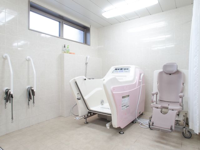 介護用浴室の設備 浴室 安全に配慮された設備の浴室です。手すりや椅子が整っており、安心してご利用いただけます。