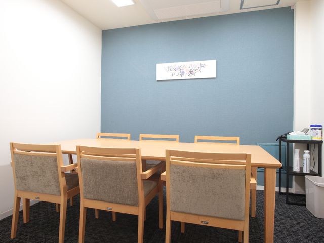 清潔感ある会議室 スペース 落ち着いた色合いの多目的室です。ゆったりとした椅子と広めのテーブルで、さまざまな活動が行えるスペースとなっています。