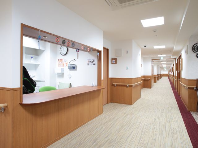 清潔感ある施設の廊下 通路 明るく広々とした施設の廊下です。両側の手すりは歩行時のサポートに役立っています。