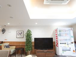 ラウンジの椅子とテレビ