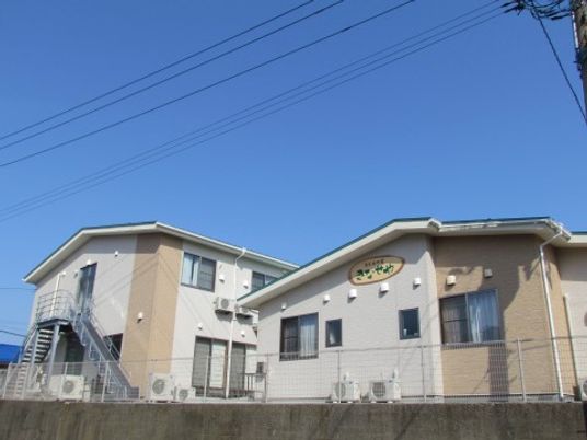 明るい日差しの施設外観