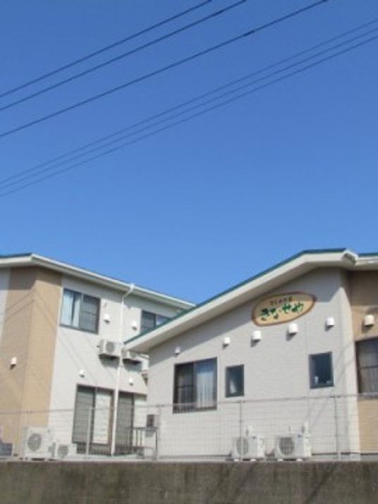 明るい日差しの外観